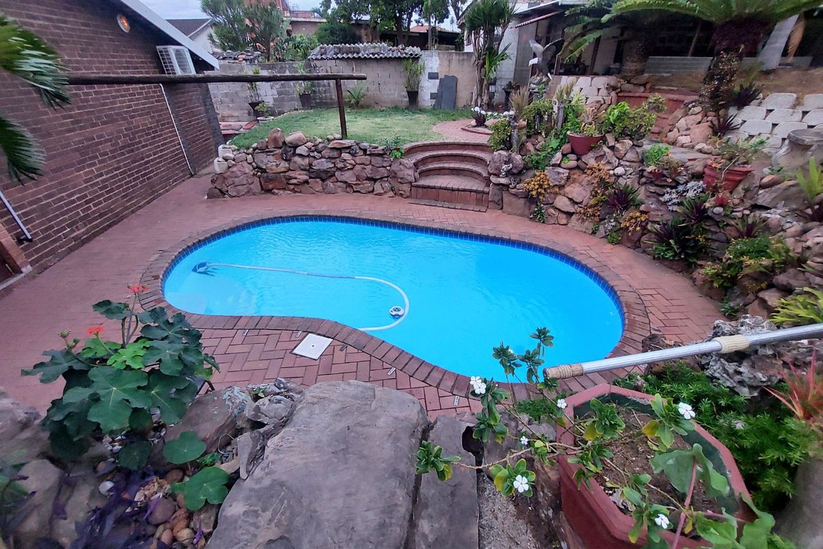 A beautiful spacious home in the Bluff for sale. - Photo 4