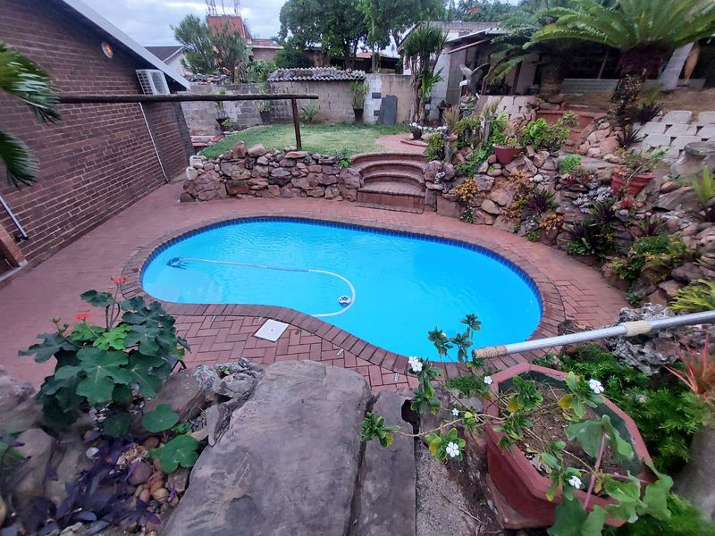 A beautiful spacious home in the Bluff for sale. - Photo 4