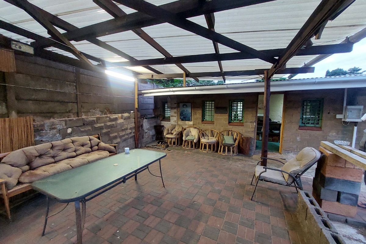 A beautiful spacious home in the Bluff for sale. - Photo 3