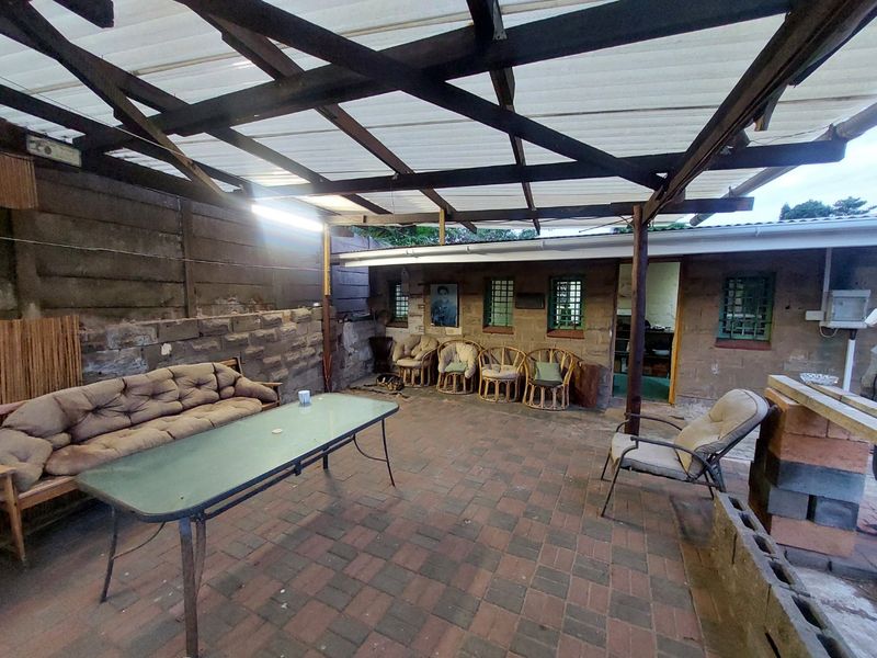 A beautiful spacious home in the Bluff for sale. - Photo 3