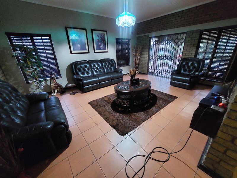 A beautiful spacious home in the Bluff for sale. - Photo 10