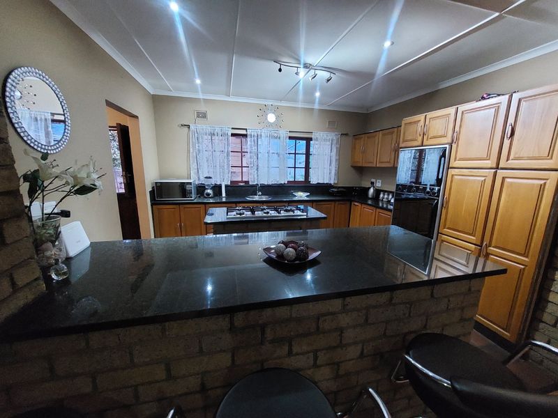 A beautiful spacious home in the Bluff for sale. - Photo 9