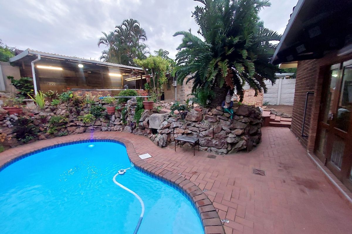 A beautiful spacious home in the Bluff for sale. - Photo 2