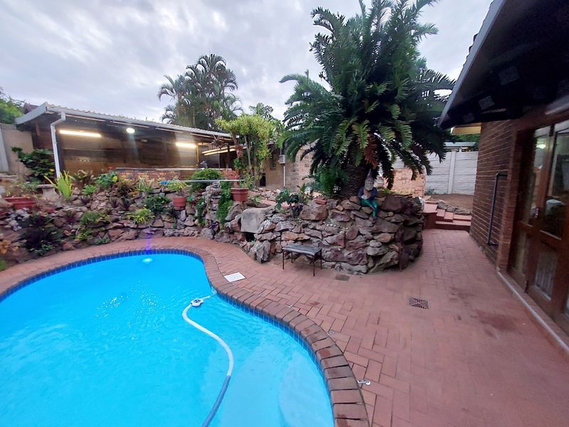 A beautiful spacious home in the Bluff for sale. - Photo 2