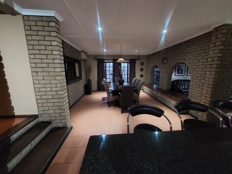 A beautiful spacious home in the Bluff for sale. - Photo 8