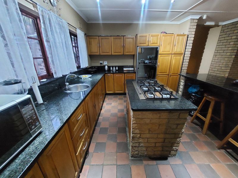 A beautiful spacious home in the Bluff for sale. - Photo 7