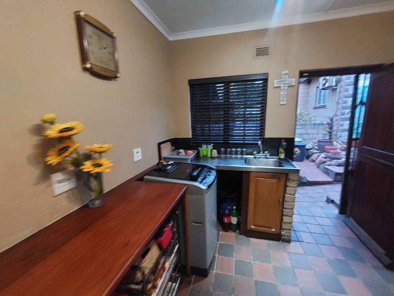 A beautiful spacious home in the Bluff for sale. - Photo 6