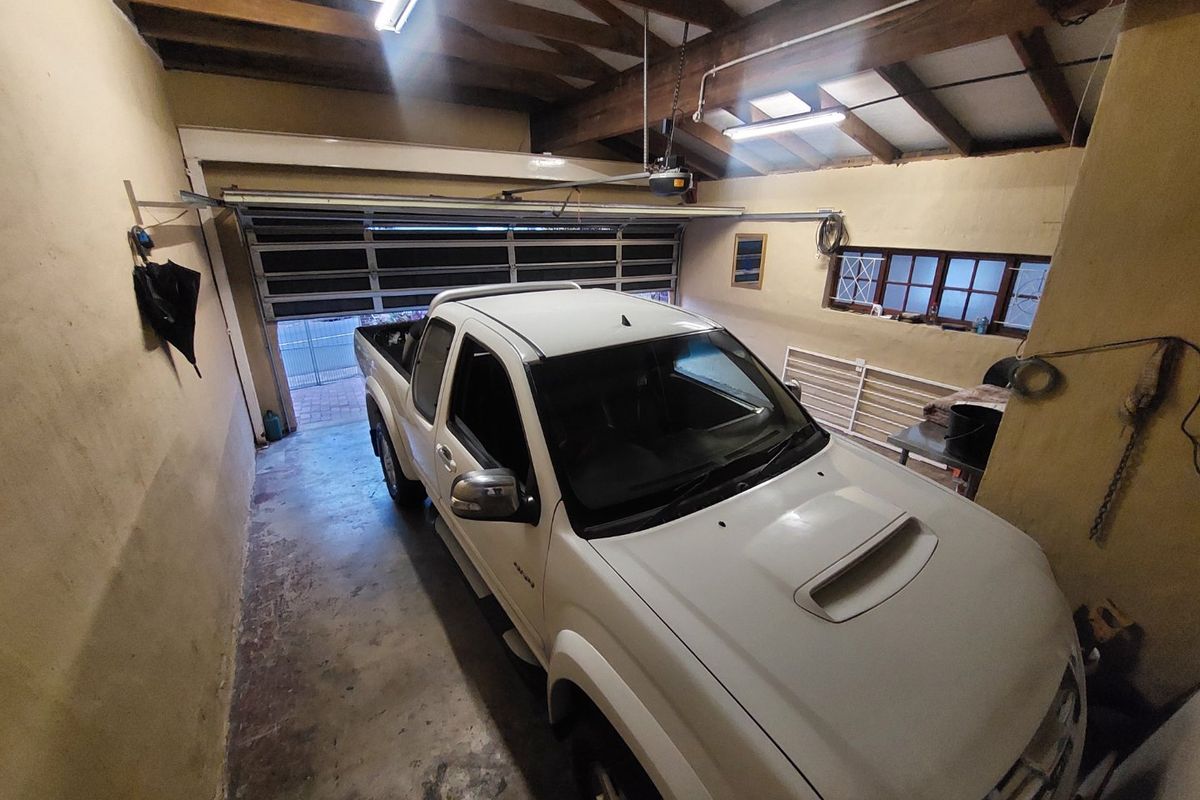 A beautiful spacious home in the Bluff for sale. - Photo 5
