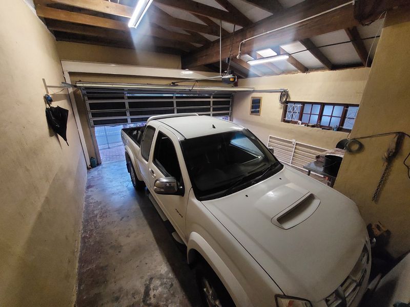 A beautiful spacious home in the Bluff for sale. - Photo 5