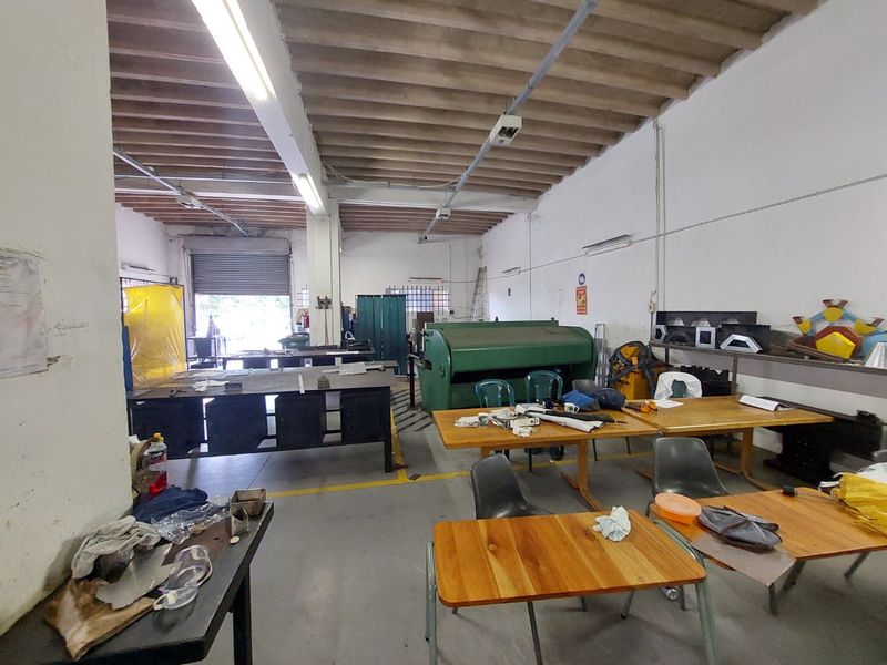 A factory for sale in Queensmead Industrial Park. - Photo 4