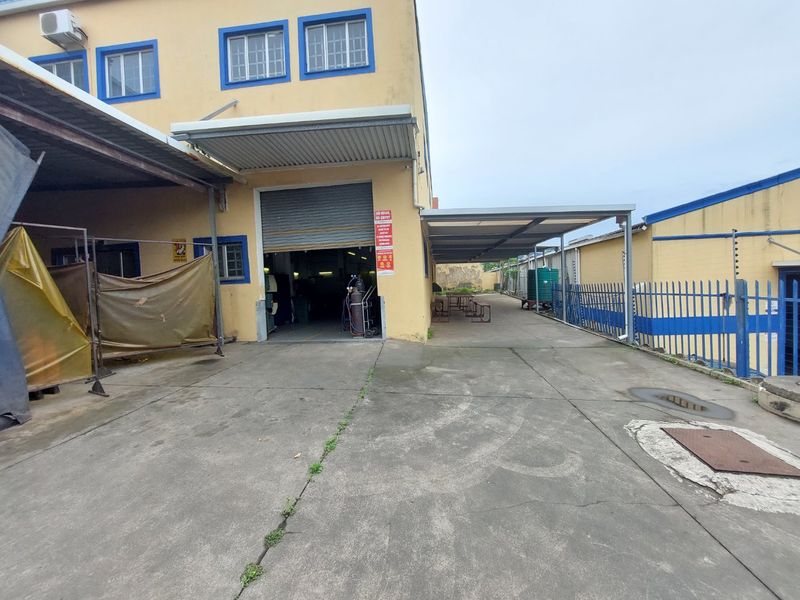A factory for sale in Queensmead Industrial Park. - Photo 3