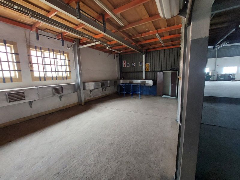 A factory for sale in Queensmead Industrial Park. - Photo 10