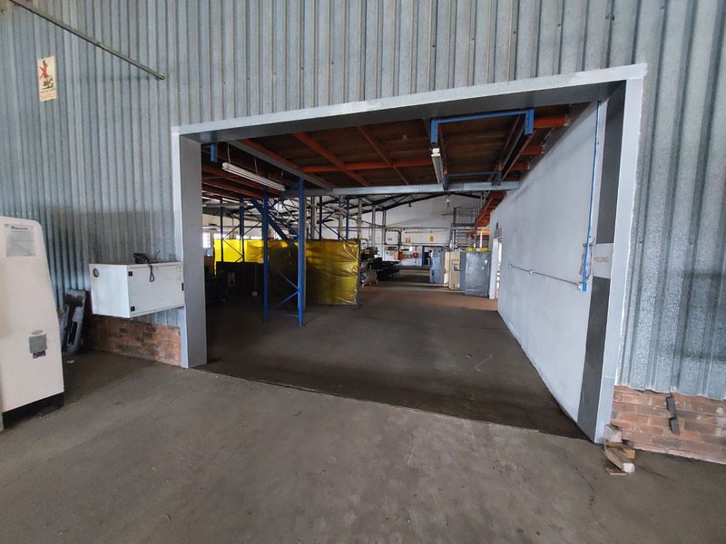 A factory for sale in Queensmead Industrial Park. - Photo 8