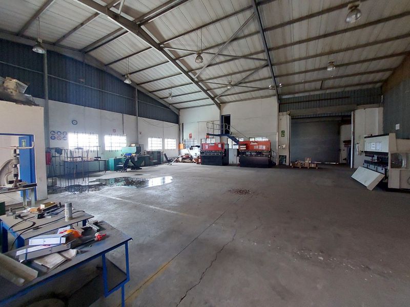 A factory for sale in Queensmead Industrial Park. - Photo 7