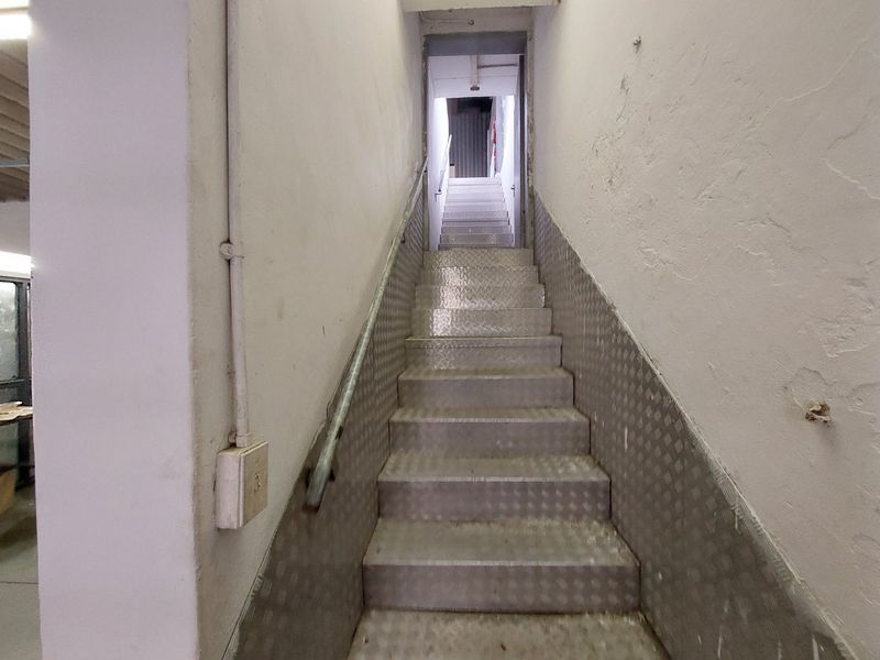 A factory for sale in Queensmead Industrial Park. - Photo 6