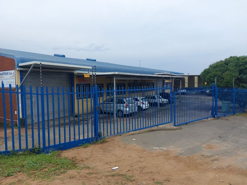 A factory for sale in Queensmead Industrial Park. - Photo 2