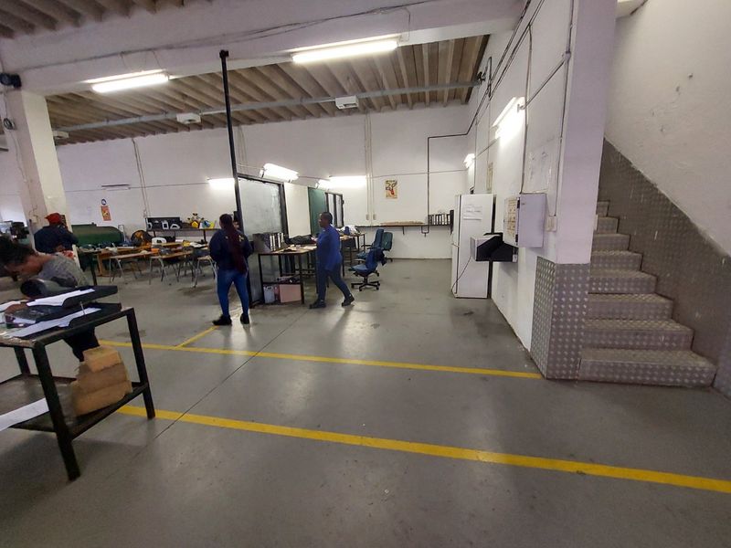 A factory for sale in Queensmead Industrial Park. - Photo 5