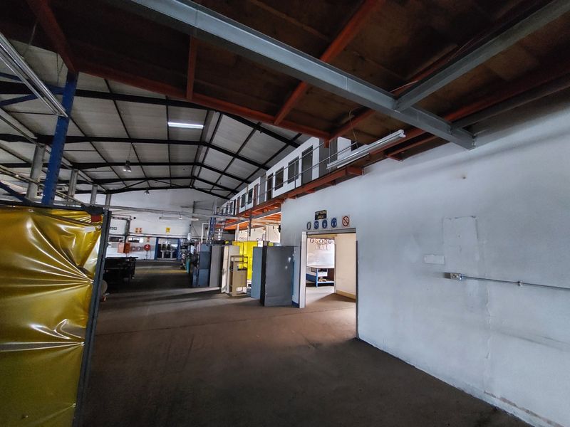 A factory for sale in Queensmead Industrial Park. - Photo 9