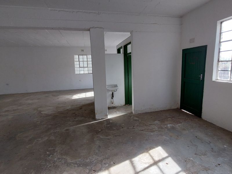 A mini factory or warehouse to rent in Chatsworth - Photo 9