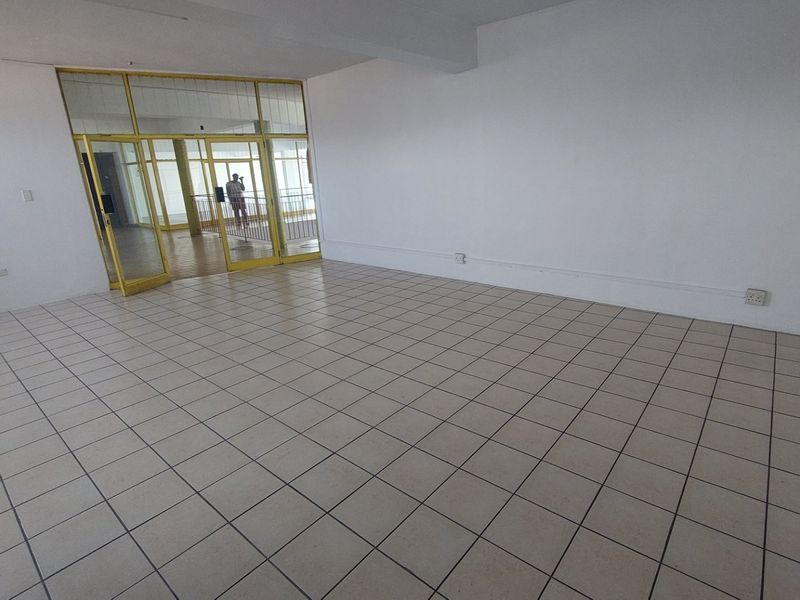 Retail space for rental in a busy hub of Phoenix which at the entrance to the Phoenix Plaza - Photo 4