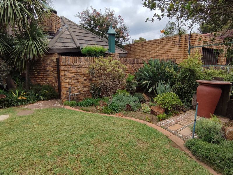 4 Bedroom Family Home in Eldoraigne Boomed-Off Neighborhood - Photo 10