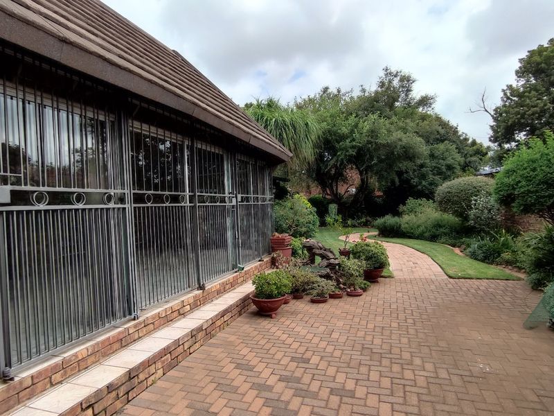 4 Bedroom Family Home in Eldoraigne Boomed-Off Neighborhood - Photo 9