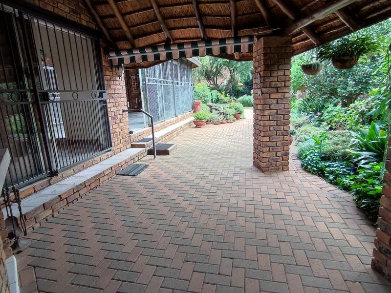 4 Bedroom Family Home in Eldoraigne Boomed-Off Neighborhood - Photo 8