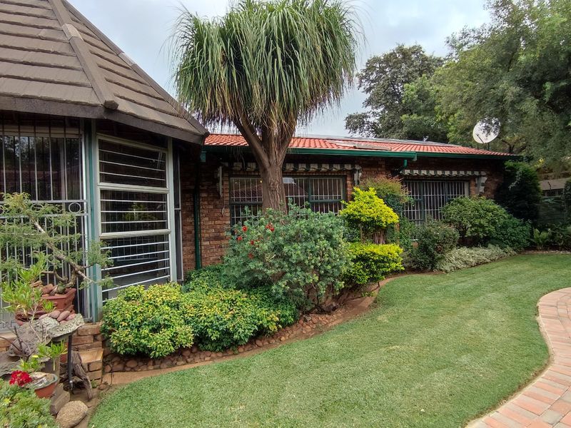 4 Bedroom Family Home in Eldoraigne Boomed-Off Neighborhood - Photo 6