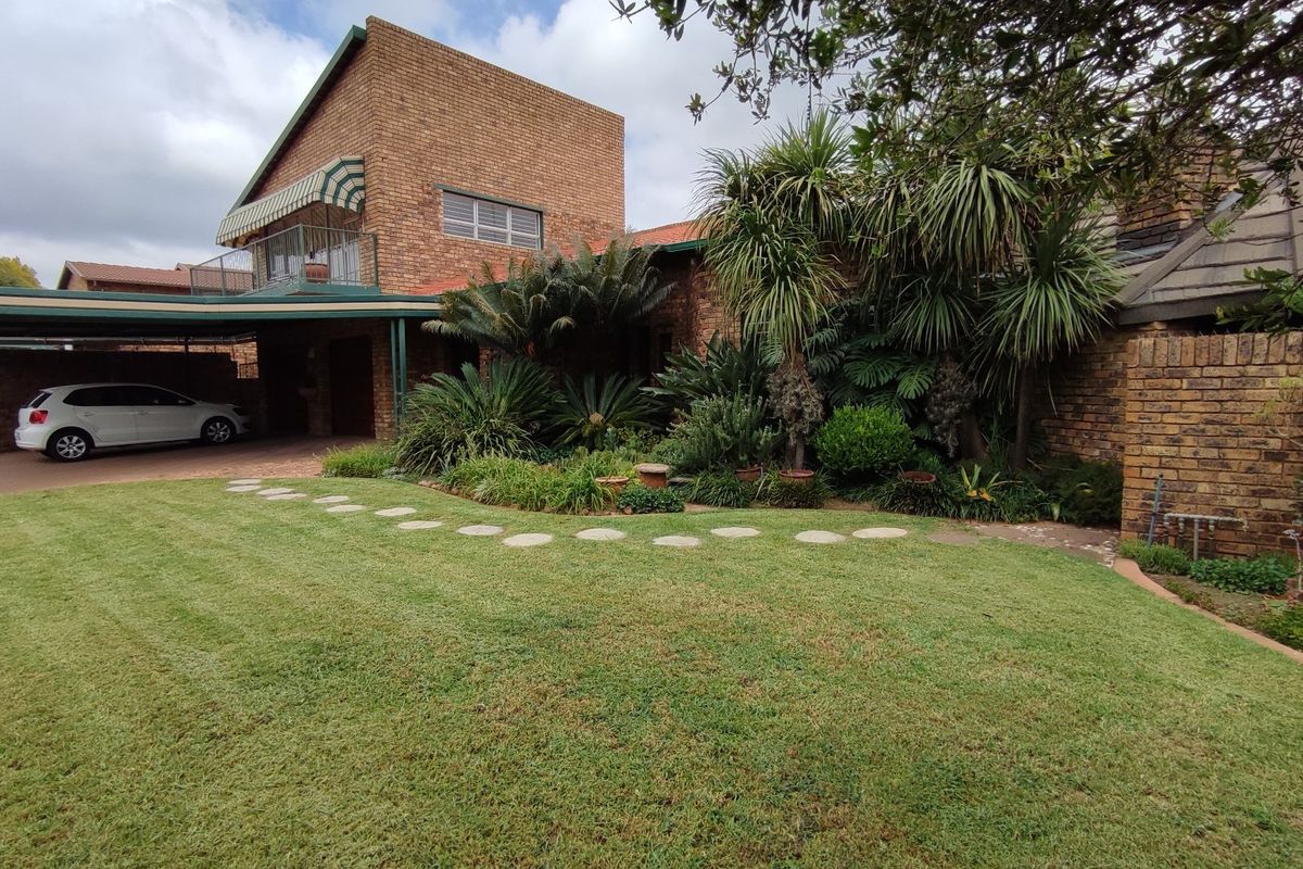 4 Bedroom Family Home in Eldoraigne Boomed-Off Neighborhood - Photo 3