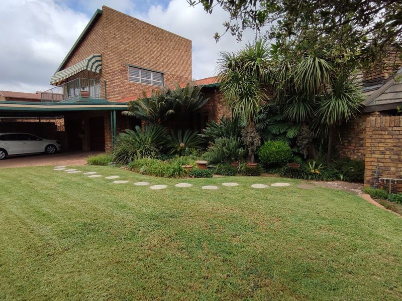 4 Bedroom Family Home in Eldoraigne Boomed-Off Neighborhood - Photo 3