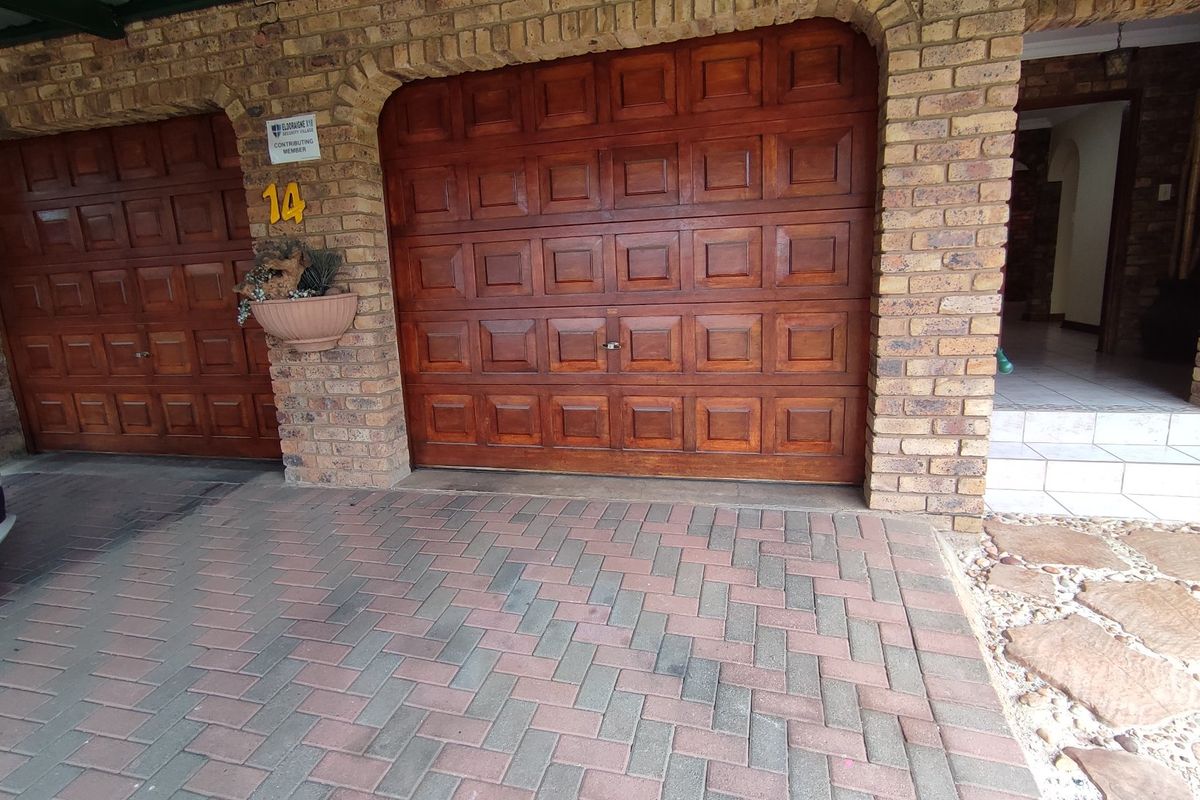 4 Bedroom Family Home in Eldoraigne Boomed-Off Neighborhood - Photo 4