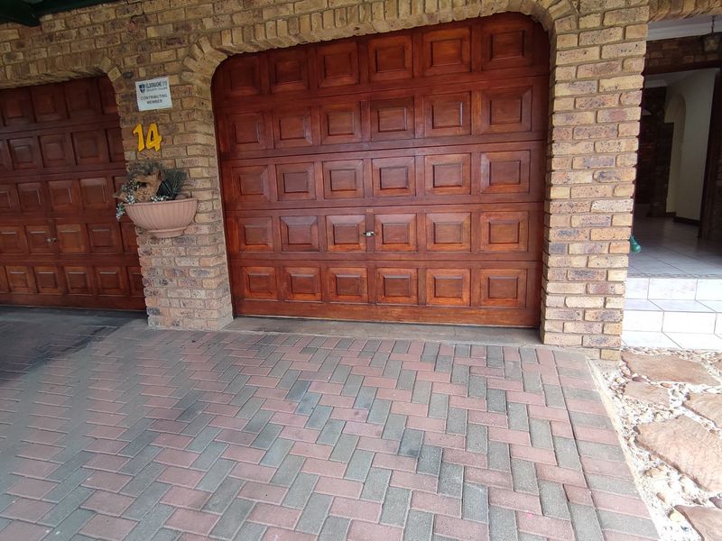 4 Bedroom Family Home in Eldoraigne Boomed-Off Neighborhood - Photo 4