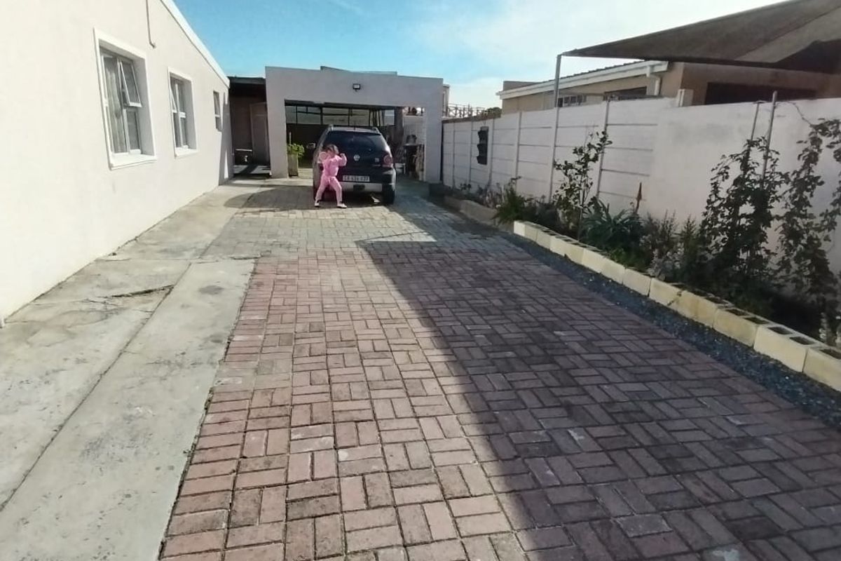 Spacious 6-Bedroom Home with Excellent Rental Potential – R12,000 Monthly Income Possibility for Sale in Bridgetown. - Photo 2