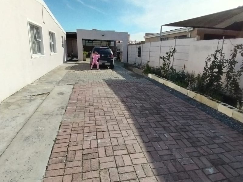 Spacious 6-Bedroom Home with Excellent Rental Potential – R12,000 Monthly Income Possibility for Sale in Bridgetown. - Photo 2