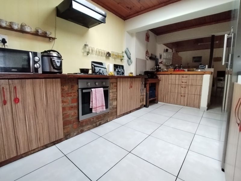 Spacious 6-Bedroom Home with Excellent Rental Potential – R12,000 Monthly Income Possibility for Sale in Bridgetown. - Photo 8