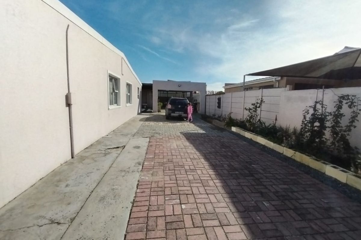 Spacious 6-Bedroom Home with Excellent Rental Potential – R12,000 Monthly Income Possibility for Sale in Bridgetown. - Photo 4