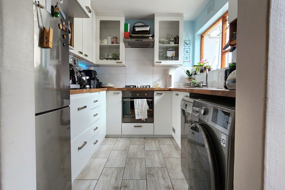 NORTH-FACING, SPACIOUS 3-BEDROOM APARTMENT WITH MODERN FINISHES, IN SOUGHT-AFTER POCKET OF WYNBERG VILLAGE!  - Photo 4