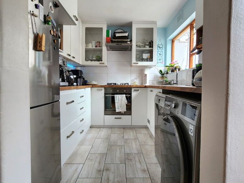 NORTH-FACING, SPACIOUS 3-BEDROOM APARTMENT WITH MODERN FINISHES, IN SOUGHT-AFTER POCKET OF WYNBERG VILLAGE!  - Photo 4