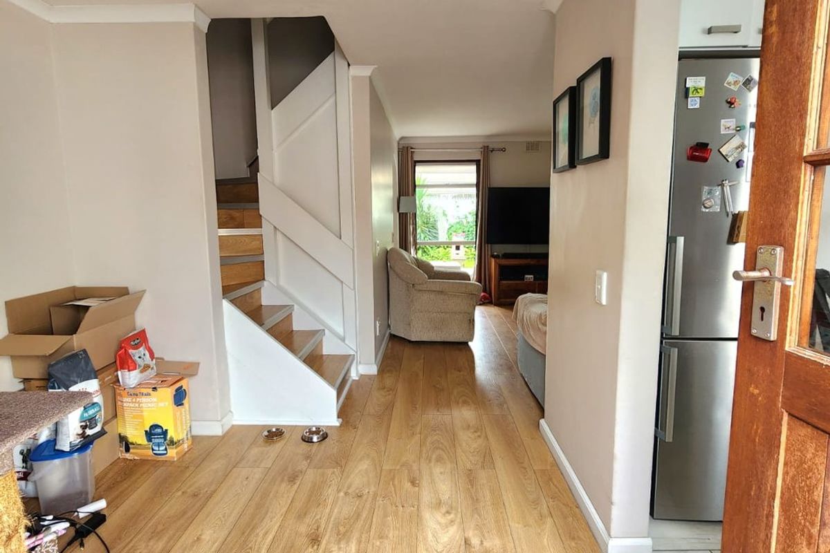 NORTH-FACING, SPACIOUS 3-BEDROOM APARTMENT WITH MODERN FINISHES, IN SOUGHT-AFTER POCKET OF WYNBERG VILLAGE!  - Photo 2