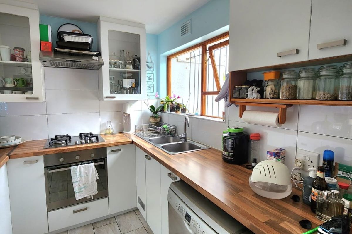 NORTH-FACING, SPACIOUS 3-BEDROOM APARTMENT WITH MODERN FINISHES, IN SOUGHT-AFTER POCKET OF WYNBERG VILLAGE!  - Photo 5