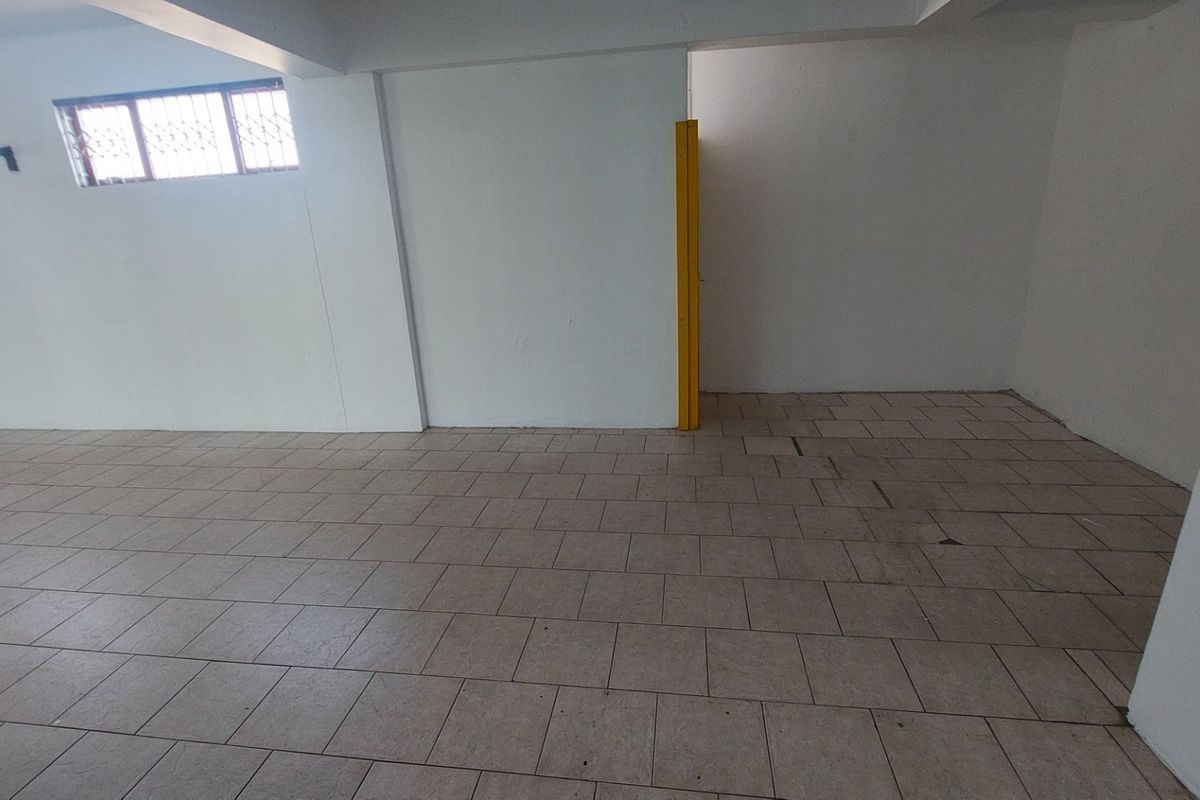 A retail space for rental in a busy hub of Phoenix which is at the entrance to the Phoenix Plaza - Photo 2