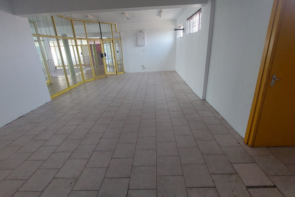 A retail space for rental in a busy hub of Phoenix which is at the entrance to the Phoenix Plaza - Photo 3