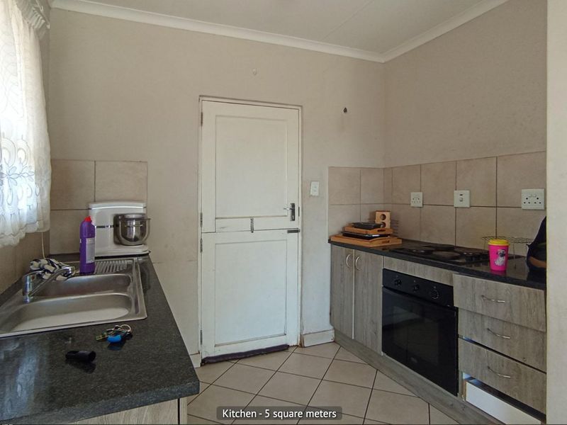 3 Bedroom House for Sale in Kirkney - Photo 2