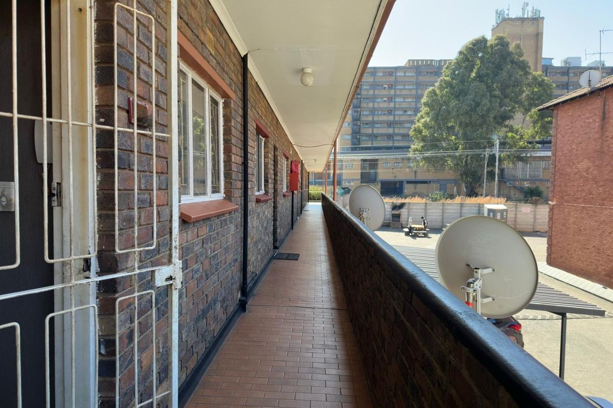 Charming First-Floor Apartment in Florida Lake - Photo 3