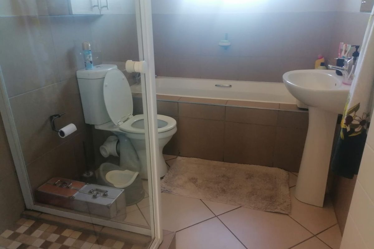 Neat 2-Bedroom Apartment for Sale in Encore Complex, Noordwyk  - Photo 4