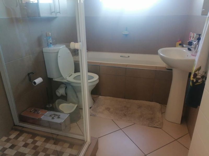 Neat 2-Bedroom Apartment for Sale in Encore Complex, Noordwyk  - Photo 4