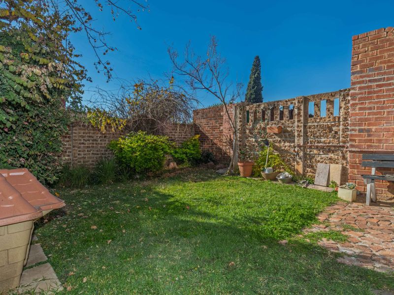 Pet-Friendly Duplex Townhouse For Sale in Bedford Gardens, Bedfordview - Photo 4