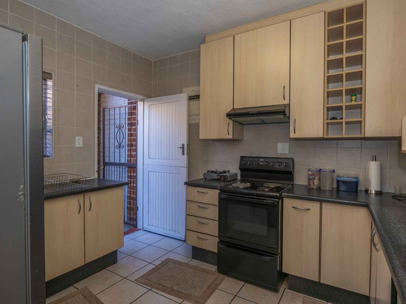 Pet-Friendly Duplex Townhouse For Sale in Bedford Gardens, Bedfordview - Photo 8