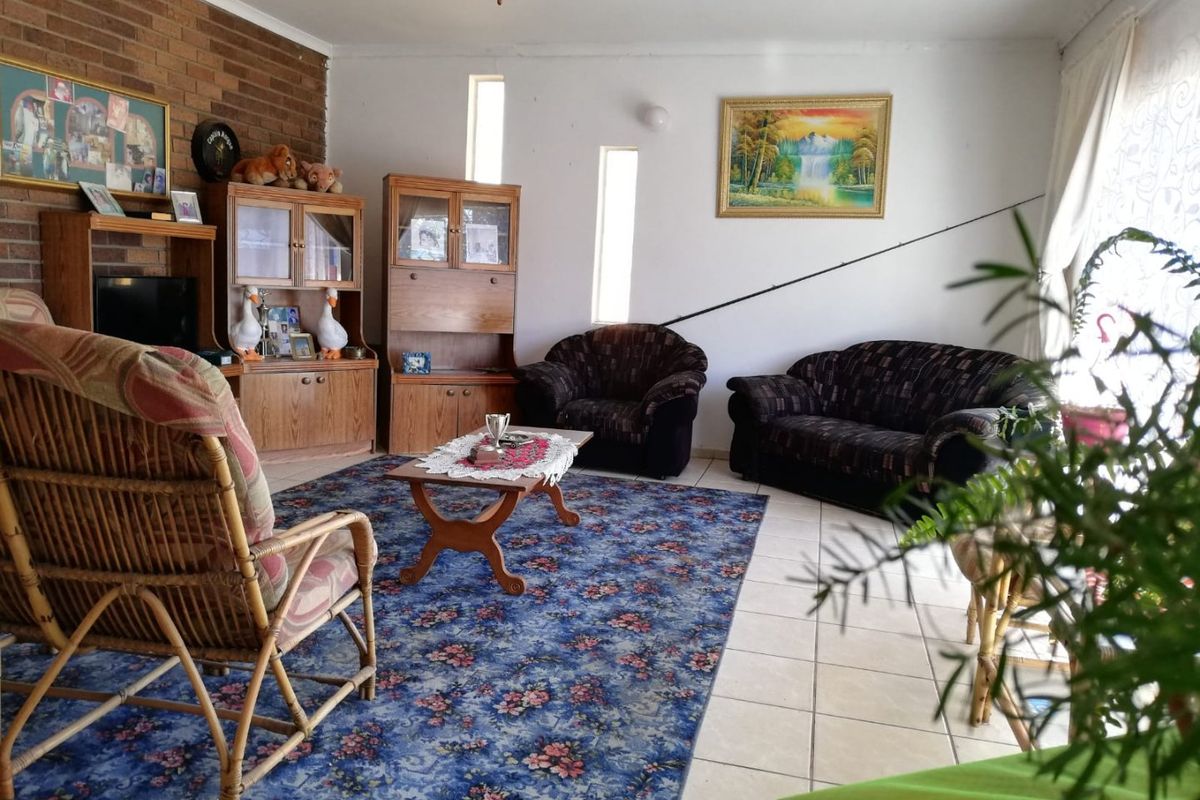 Spacious 4-Bedroom Family Home with Study & Ample Yard Space in Prime Location - Photo 2