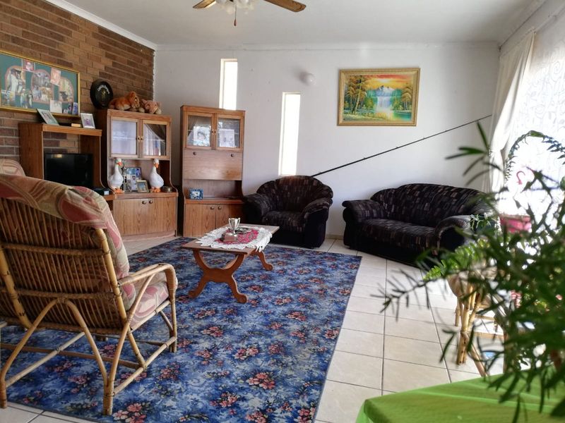 Spacious 4-Bedroom Family Home with Study & Ample Yard Space in Prime Location - Photo 2